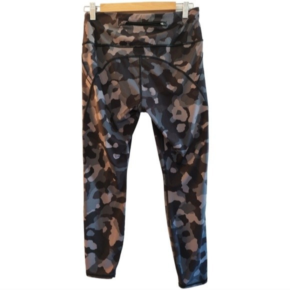 Athleta Lightning Camo 7/8 Tight , Gray Camo size M - Picture 8 of 8